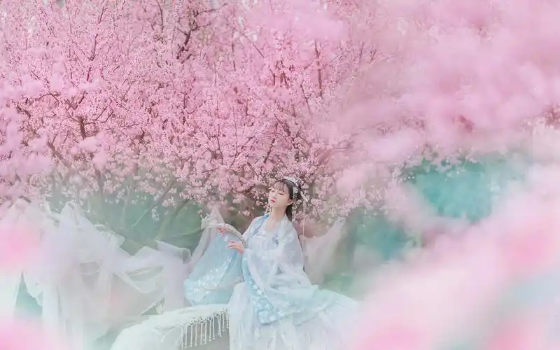 桃花树下的古装女神写真