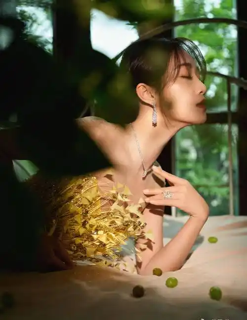 蓝盈莹黄色大麦连衣裙性感美腿高跟鞋写真