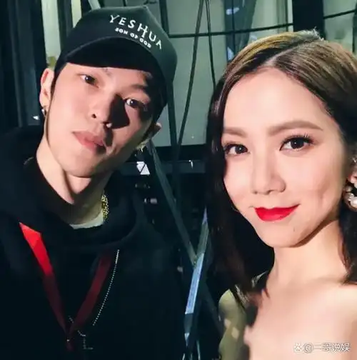 10月11日,知名娱记阿飞晒出了邓紫棋与男友mark深夜外出的画面,并爆料