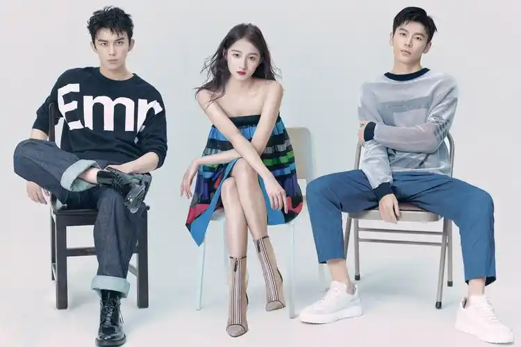 公益新力量合体 吴磊王嘉关晓彤时尚封面发布