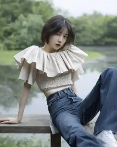 李溪芮晒自拍,小雏菊修身裙勒出"蚂蚁腰",脖子以下都是腿_祝绪丹_营业