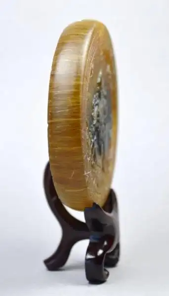 无一例外都是做假仿犀牛角,颜色被染成古红色,是为了达到仿古的效果