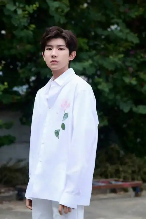 王源春日大片##王源纯白套装