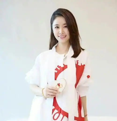 47岁林心如晒自拍穿素色短袖皮肤白嫩似少女小腹凸起疑怀二胎