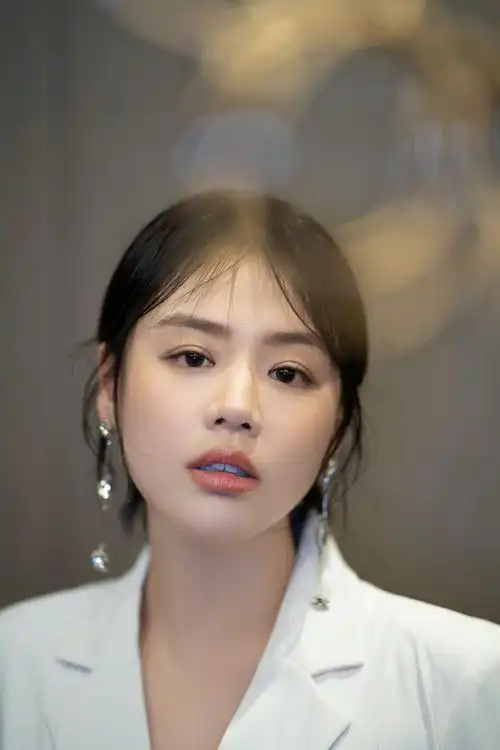 > 马思纯纯白西装裙性感写真图片(2/9)