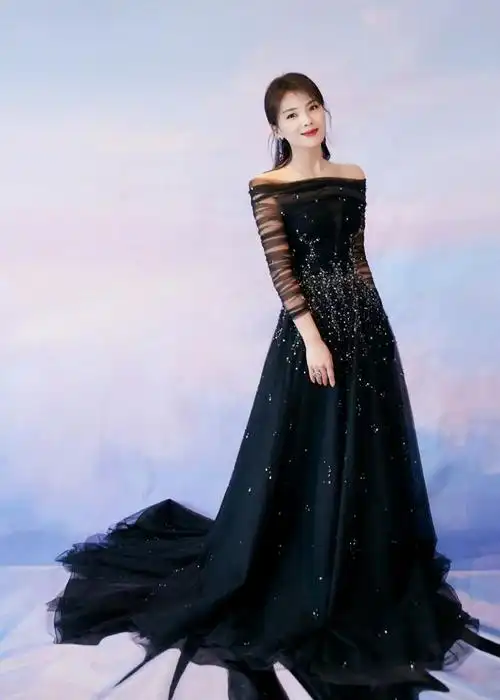 刘涛担任金鹰颁奖典礼主持人,身穿黑色星空礼裙,优雅又不失梦幻