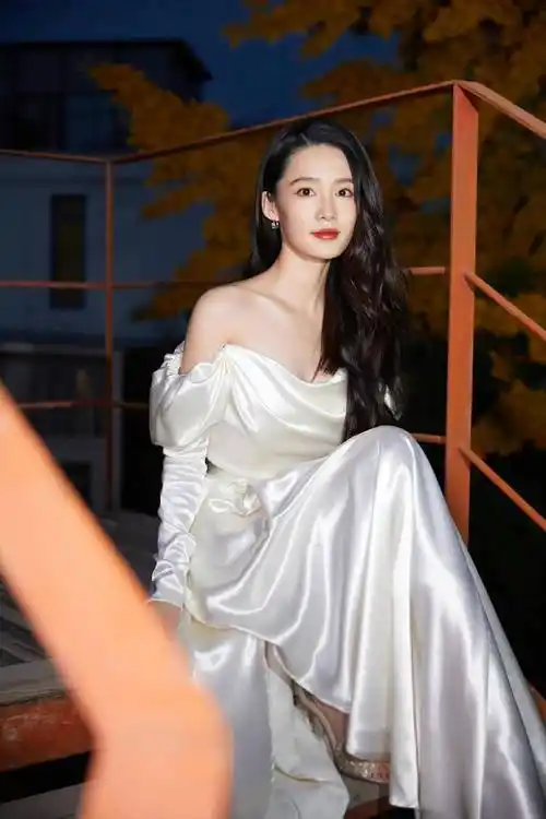 李沁白色连衣裙知性优雅如果我们想表现出美好的品格,我们的人际关系