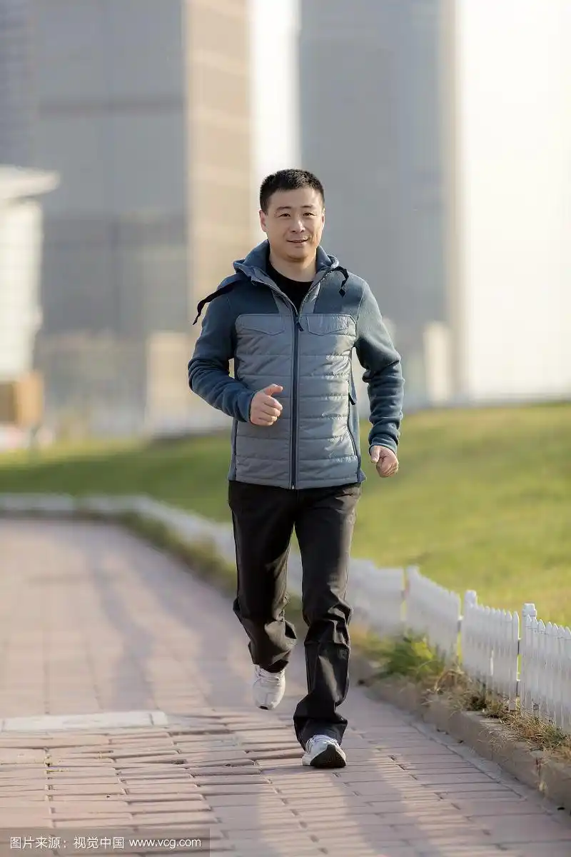 中年男士户外跑步锻炼