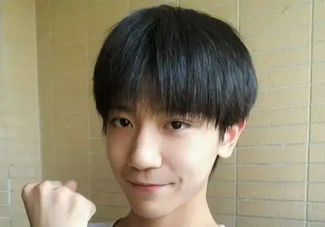 呆萌的小鲜肉,那么今年秋季流行的男学生齐刘海蘑菇头非常适合你哟,与