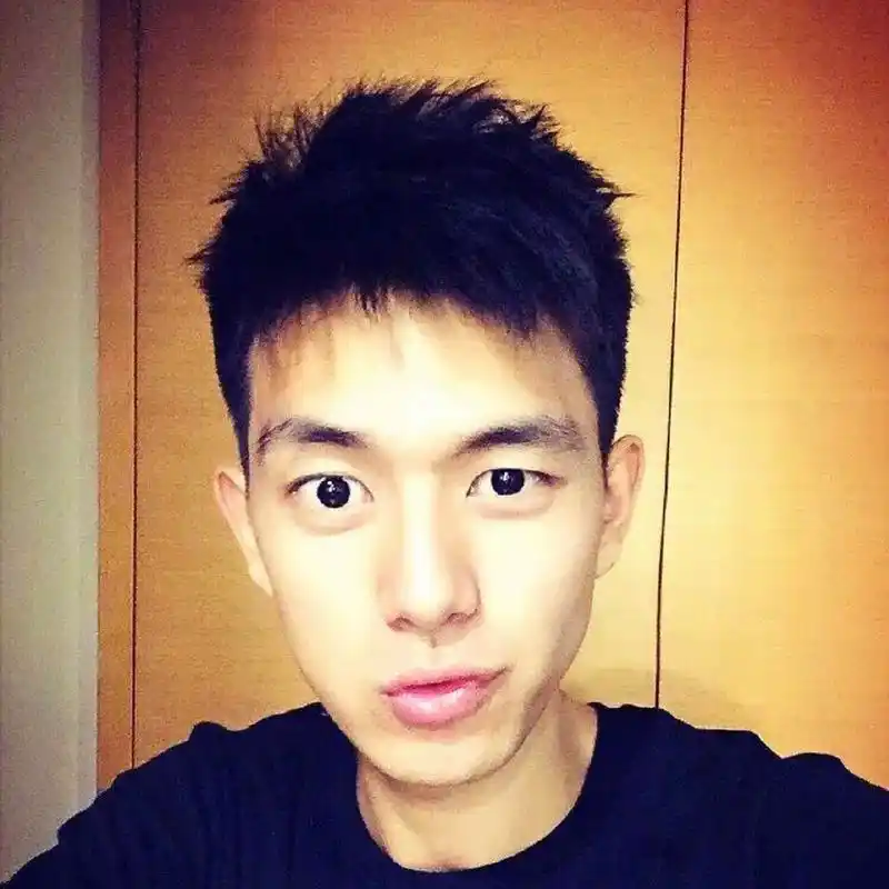 李现大学时期照片上热搜?看大帅哥最新广告就好了