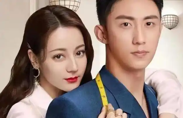 捂胸门后热巴现身机场,穿深v破洞裤,与黄景瑜牵手互动被偶遇_游戏资讯