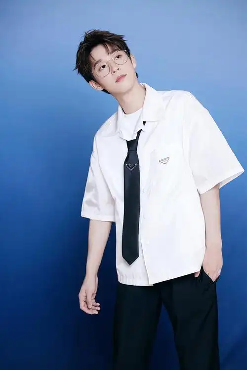 吴宇恒携礼物暖心扫楼 儿童节现场童趣十足