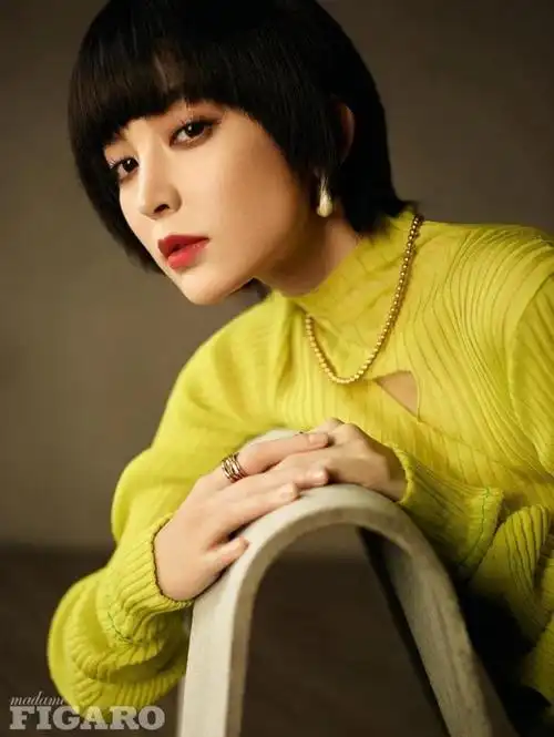 29岁古力娜扎酷飒短发异域浓颜凸显性感靓丽