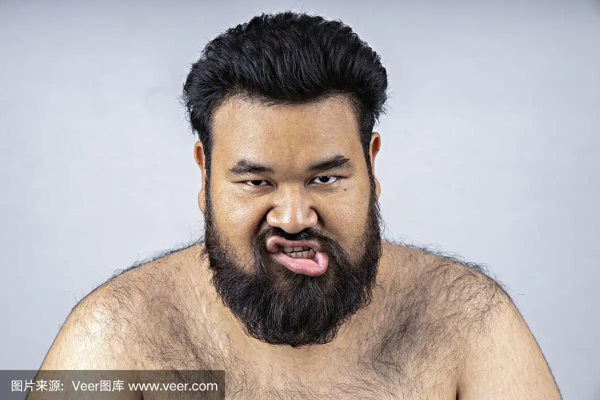 一个留着蓬乱胡子的胖子