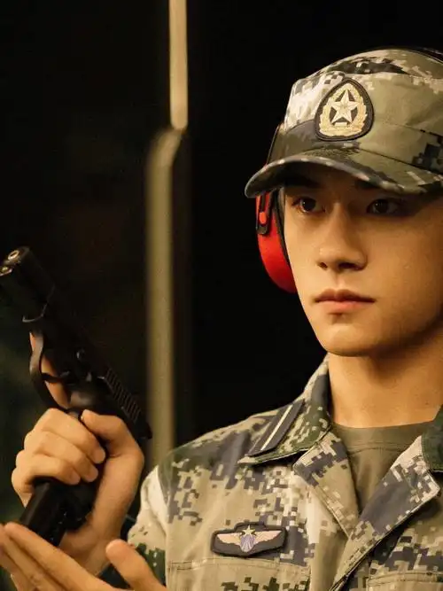 一身军装的易烊千玺