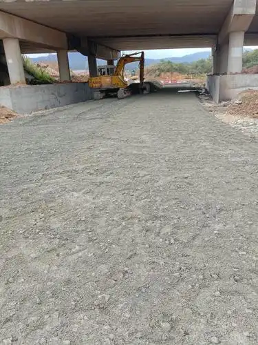 挖机替代摊铺机 教你精准铺水稳层!