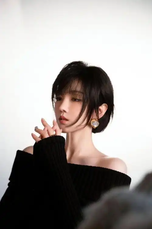 陈小纭短发简约风造型写真 黑色斜肩裙秀香肩锁骨 67