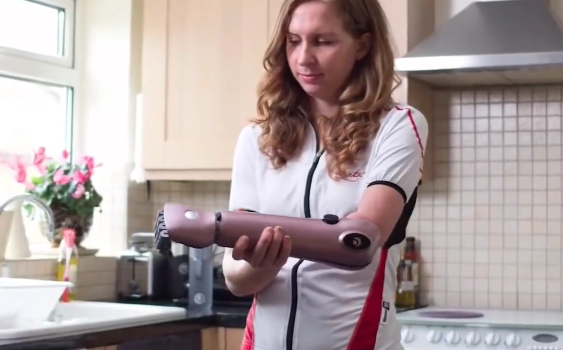 美国团队研发首款能感受触摸和运动的假肢_手臂