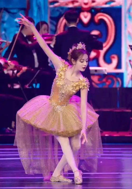 迪丽热巴15岁新疆歌舞团合影