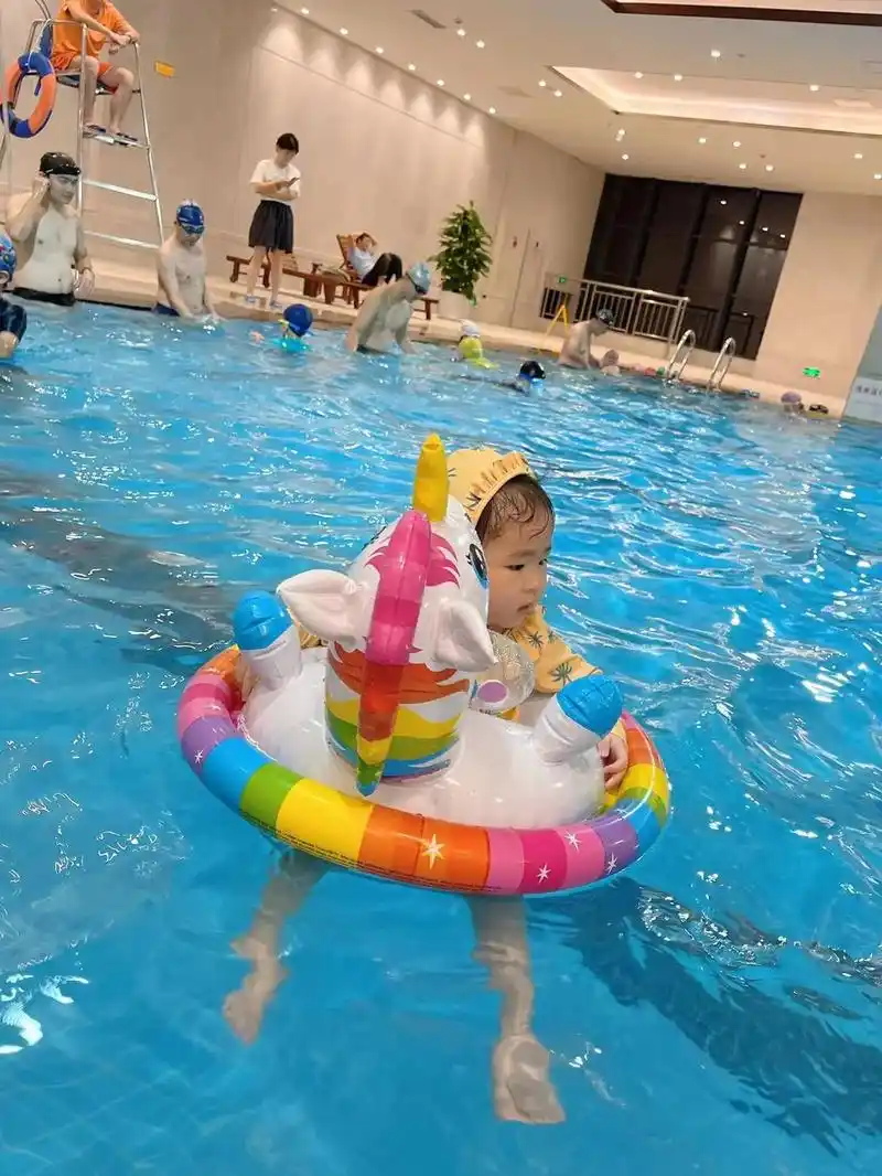 孙女第一次在游泳馆游泳