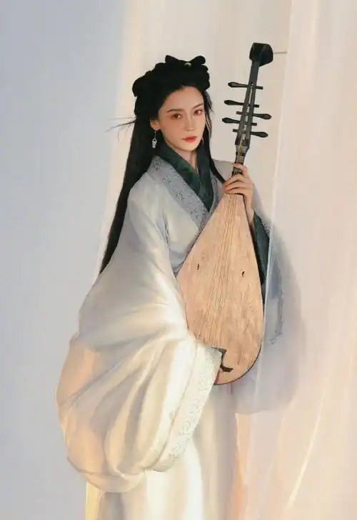 angelababy杨颖最新古风大片90,一身素色青衫战国袍古装,淡雅如花.