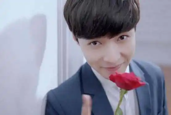 张艺兴张艺兴欧巴原名张加帅,小编想问张艺兴同学越来越帅是不是因为