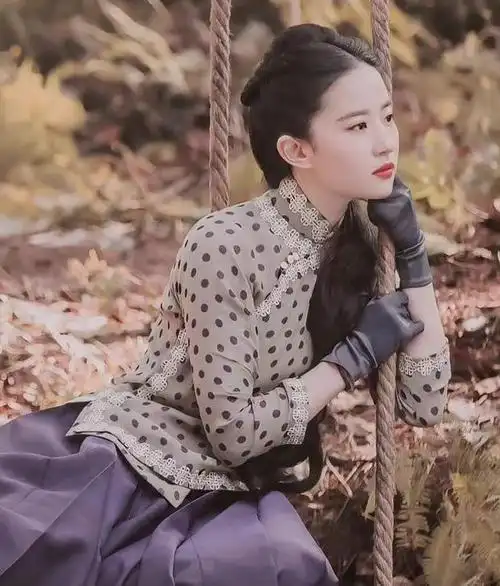 刘亦菲一曲三笙披风造型路透