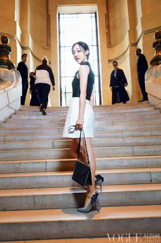 白百何巴黎时装周首亮相黑白灰三色系演绎大气经典