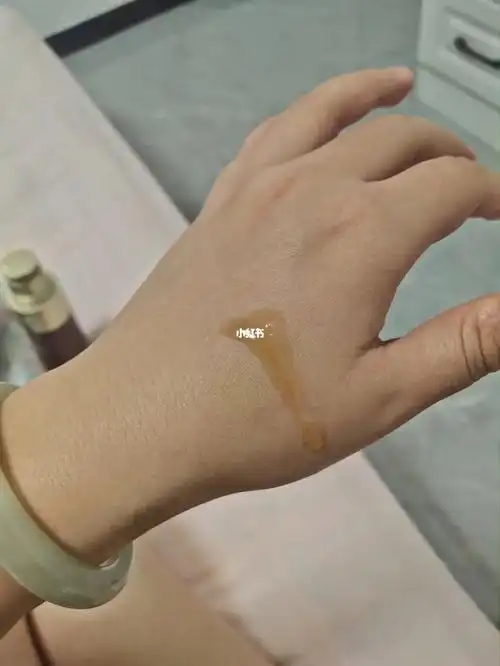 娇韵诗双萃精华液按压出来的是这样的