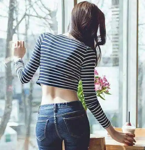 紧身牛仔裤更能打造优美曲线展现女性迷人好身材你爱了吗