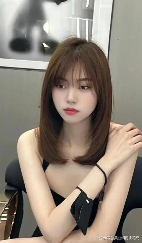 对于中长发的女生都非常适合这款艳美中发,发型的刘海跟两侧边缘衔接