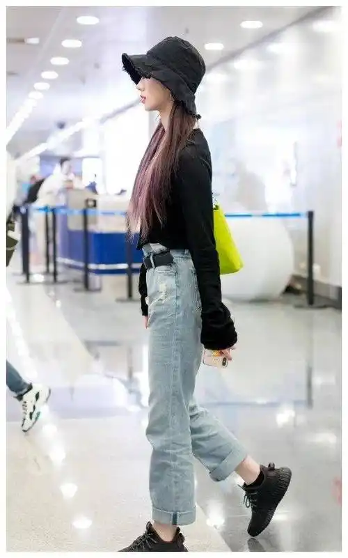 原创说孟美岐腿粗的来看看卫衣搭配五分裤这腿又白又细我慕了