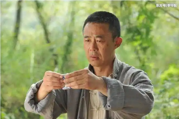 他五十岁三婚娶小二十岁娇妻,同框毫不违和,夫妻俩都逆生长