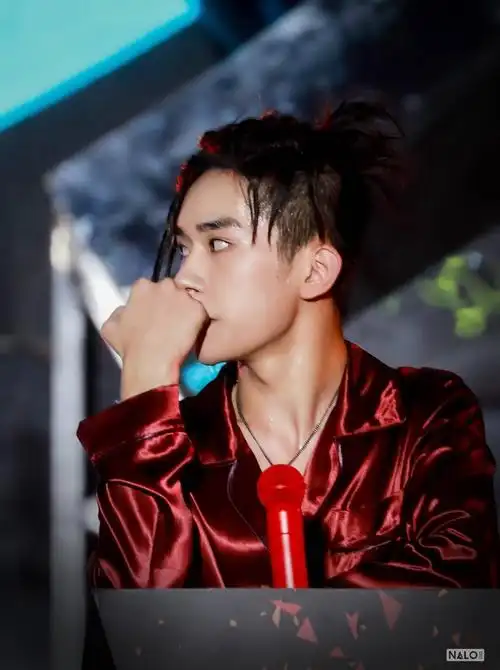 易烊千玺的喉结太突出粉丝将他的自拍照放大后思想都不纯洁了