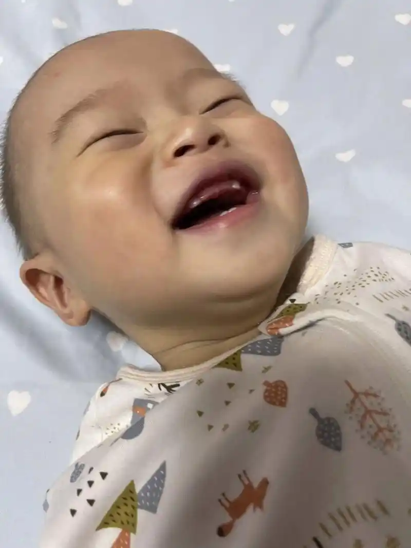 先长虎牙的小宝宝 头一次遇到宝宝这样长牙齿的,居然先长虎牙.