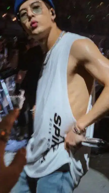 我谈恋爱了……|腹肌|人鱼线|朴宰范|男神|王嘉尔_网易订阅