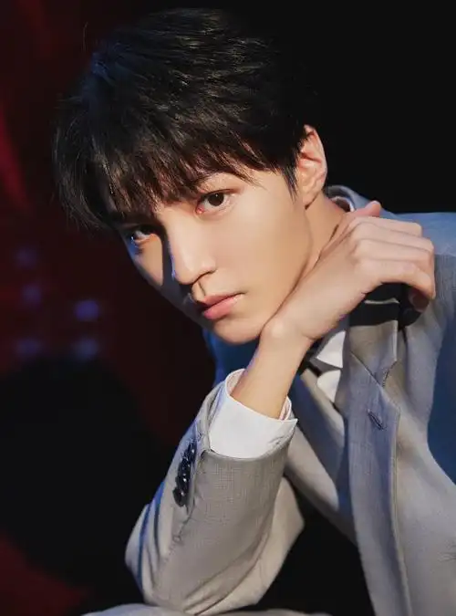 王俊凯玻璃阳台写真,奶茶色西服配衬衫一字锁骨明显,怼脸拍也帅_西装