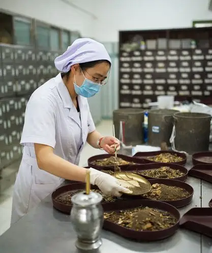 阜阳市中医医院 抓药 摄影 刘玉华