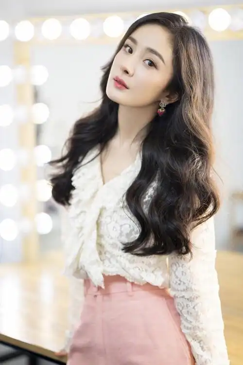 杨幂白色蕾丝衬衣优雅写真图片99