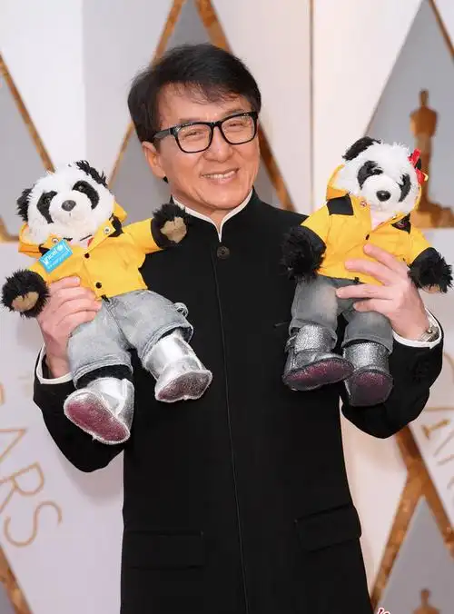 成龙亮相奥斯卡红毯 手拿熊猫玩偶萌萌哒