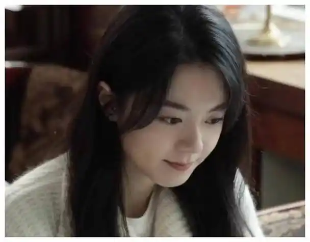 21岁赵今麦拍吻戏太欲了,被吴磊抱着亲到害羞,这谁能顶得住_殷果_林