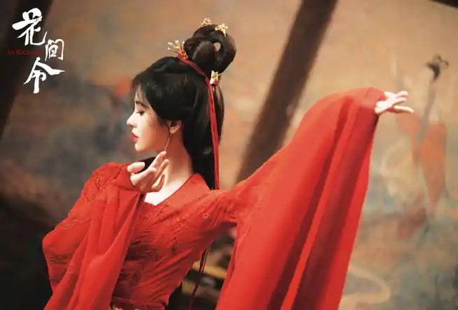 杨采薇@鞠婧祎红衣水袖,翩翩起舞,裙摆飞扬间娇媚尽显#鞠婧祎花间令