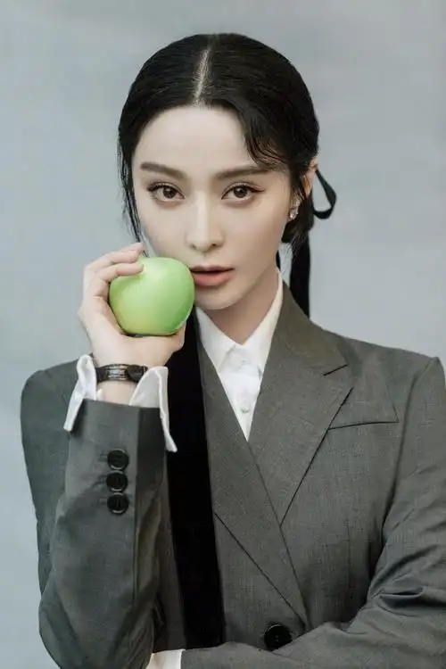 范冰冰受邀参加艺术展,穿西装连衣裙优雅,盘发绑日系丝带真惊艳_手机