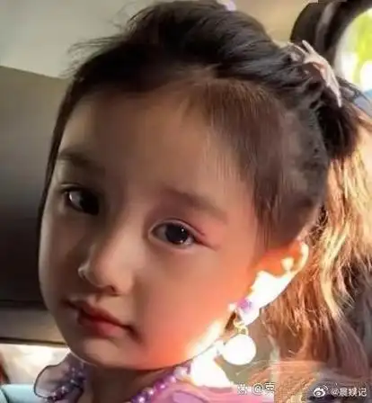 杨幂和刘恺威的女儿小糯米长得超像妈妈,简直是迷你版的杨幂