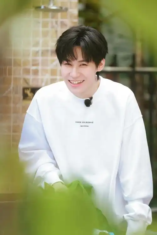 张真源最新花絮照96,帅帅气气笑得好开心!