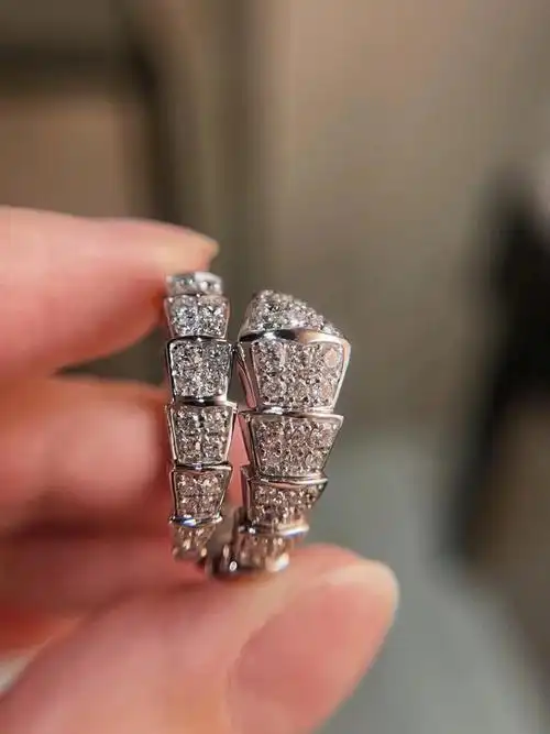 宝格丽满钻蛇戒