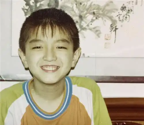 剃完头发的许凯笑起来很熟悉网友和小时候的金瀚撞脸了