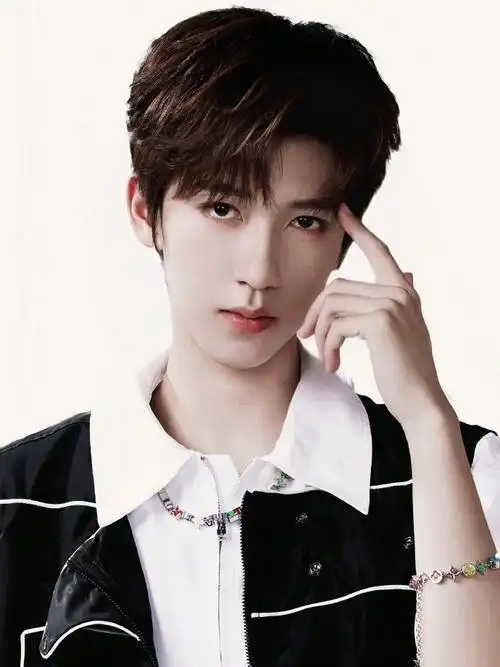 贺峻霖染银发#是任何发色都能轻松驾驭的百变小贺爱豆感十足 帅气值