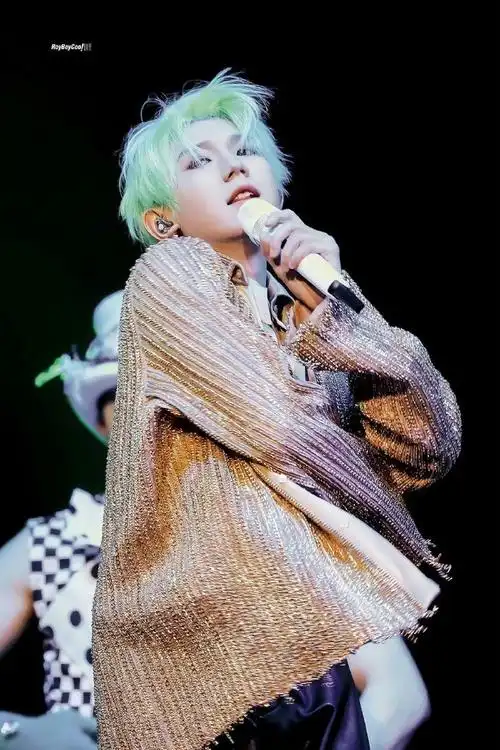 11566首先王源去的是业内知名录音棚,属于私人行程,大半夜下班被