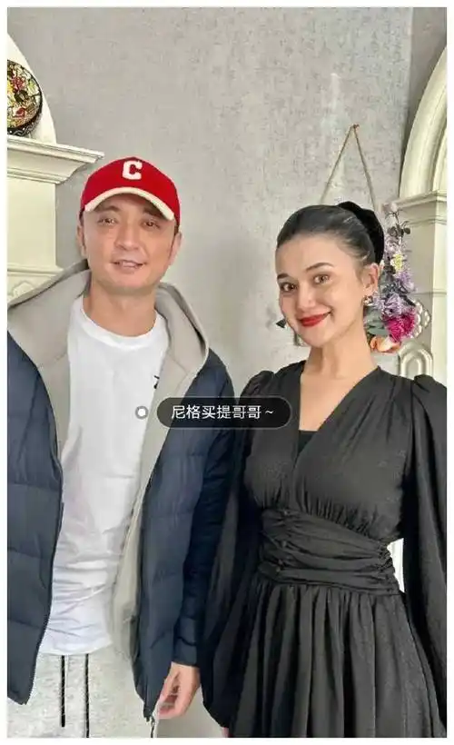 新疆满大街都是迪丽热巴!小尼的妹妹美若仙女,尽显华裔风采.